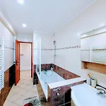 Chic And Spacious With Balcony شقة
