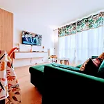 Chic And Spacious With Balcony *