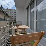 شقة Chic And Spacious With Balcony