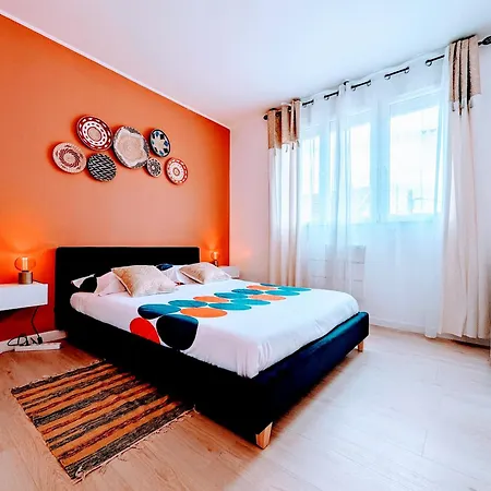 דירה Chic And Spacious With Balcony