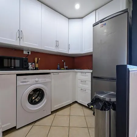 Chic And Spacious With Balcony * פונטנה-או-רוז