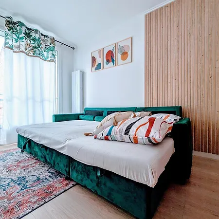 Chic And Spacious With Balcony
