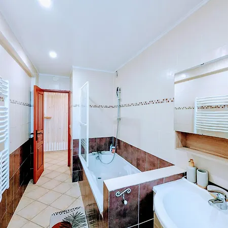 Chic And Spacious With Balcony דירה