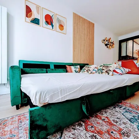 Chic And Spacious With Balcony דירה