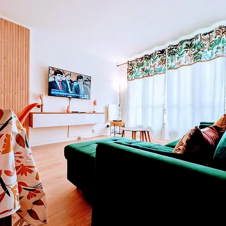 Chic And Spacious With Balcony *