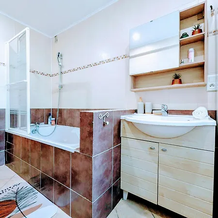 Chic And Spacious With Balcony *