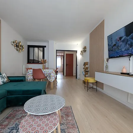 Chic And Spacious With Balcony דירה