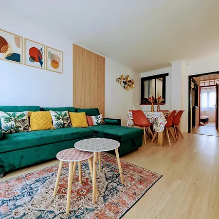 Chic And Spacious With Balcony