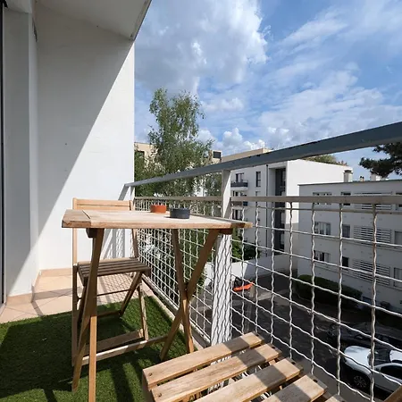 דירה Chic And Spacious With Balcony *